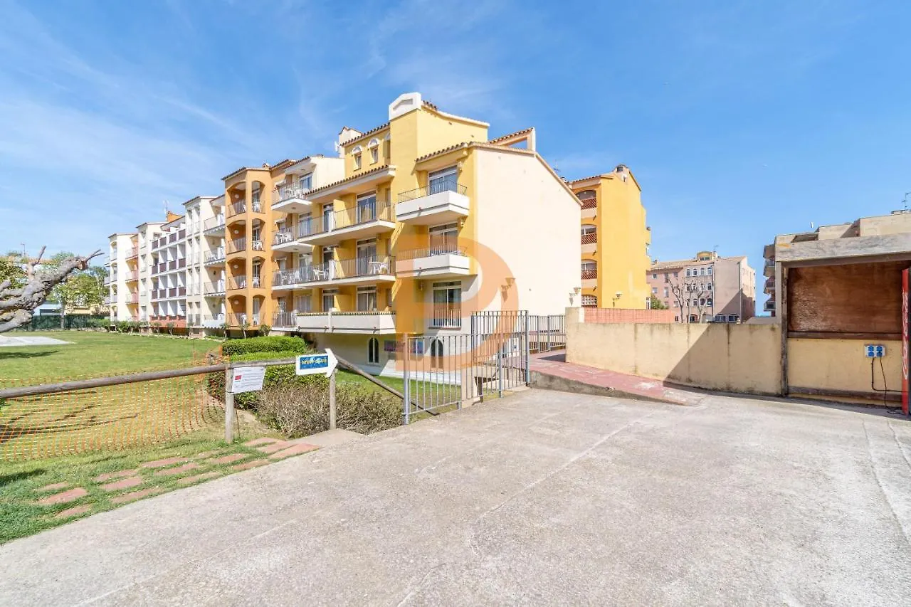 Cozy Apartment In Empuriabrava 5 Minute Walk From The Sea