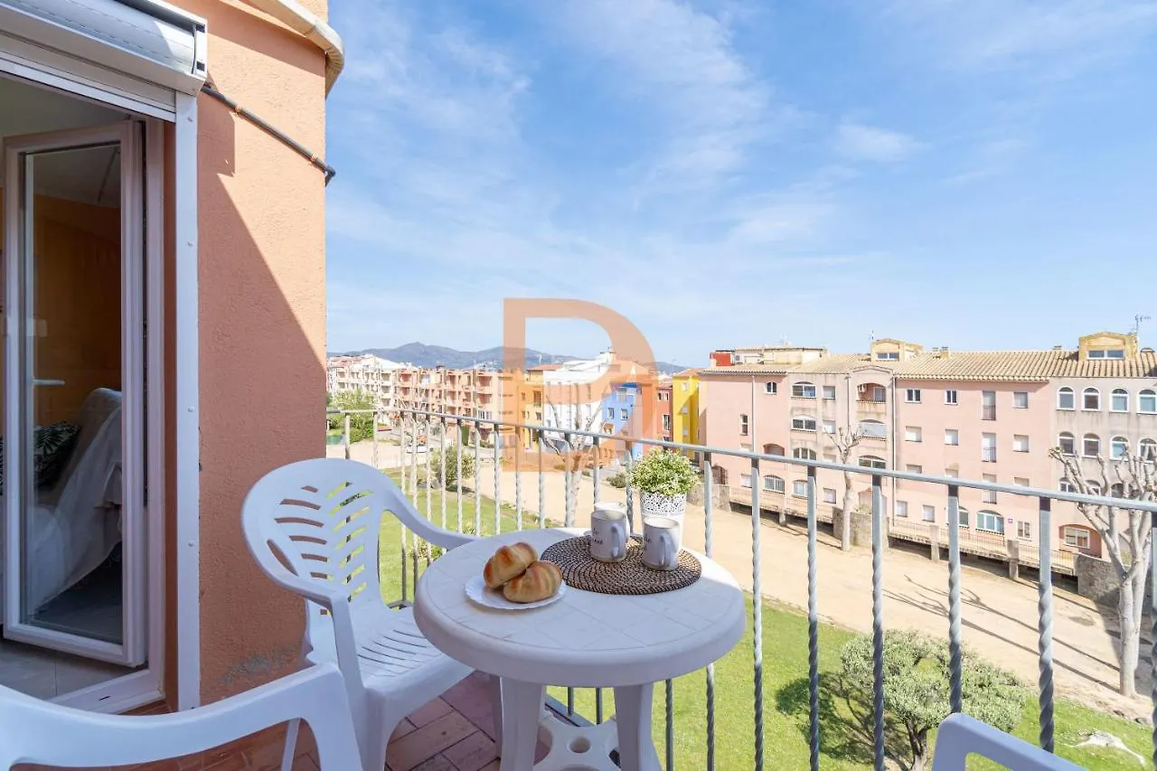 Cozy Apartment In Empuriabrava 5 Minute Walk From The Sea