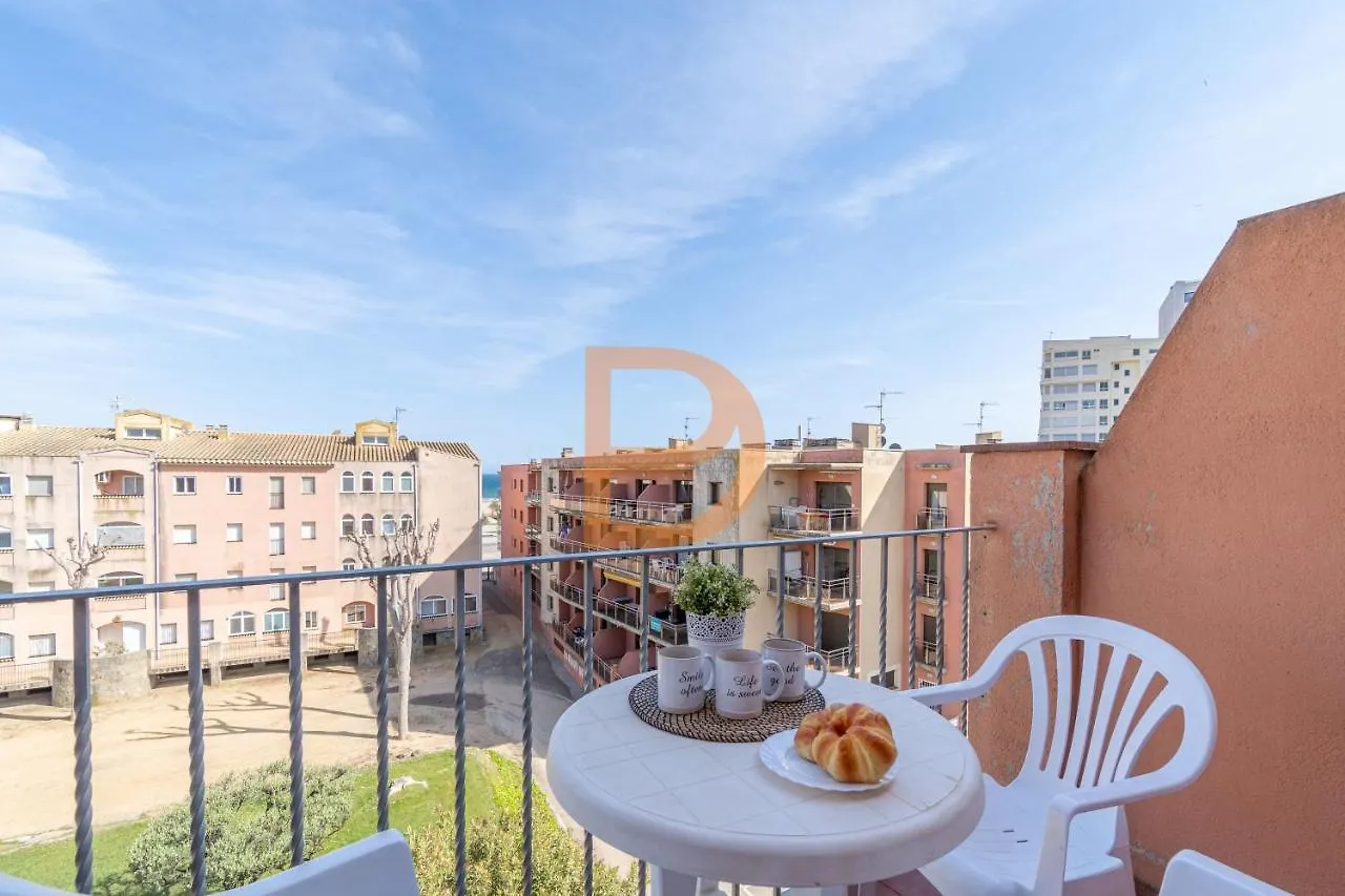 Cozy Apartment In Empuriabrava 5 Minute Walk From The Sea